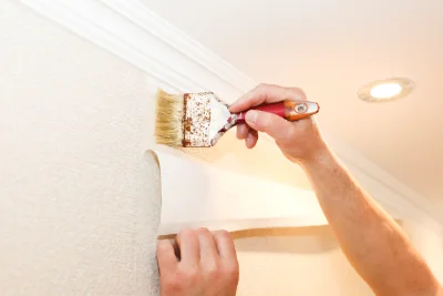 Pose de papier peint aux Lilas — revêtements muraux et toiles de verre